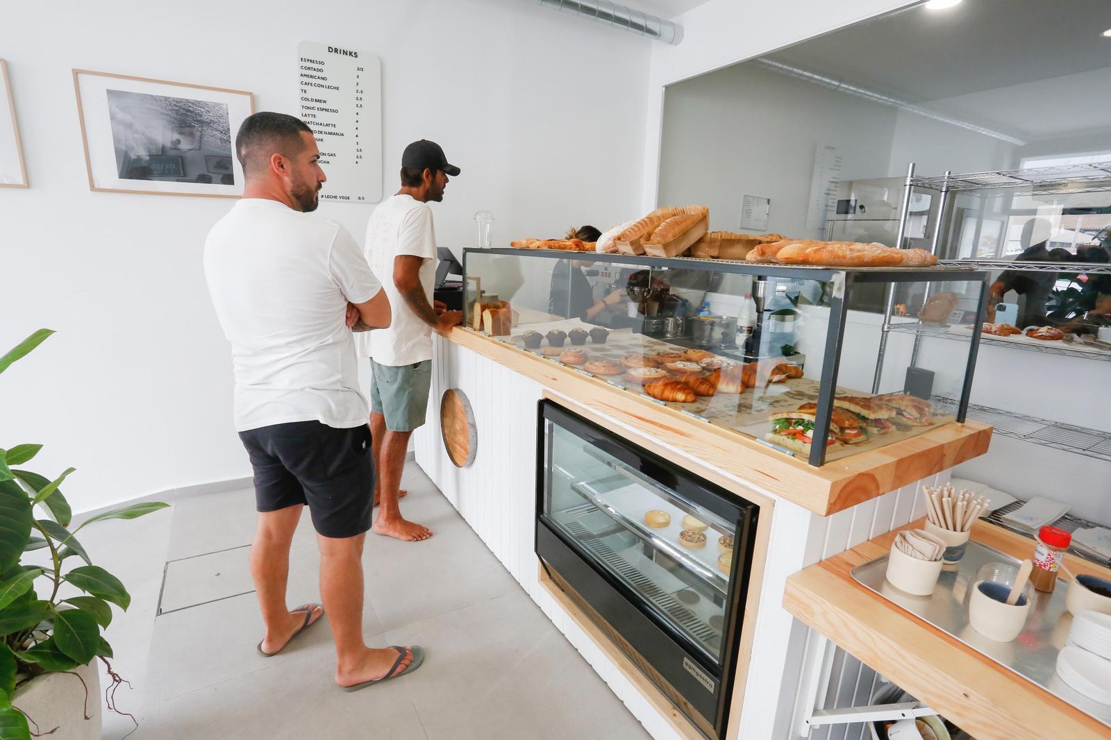 Fotos de una visita a "Pastelito", la nueva panadería y pastelería que triunfa en Tarifa
