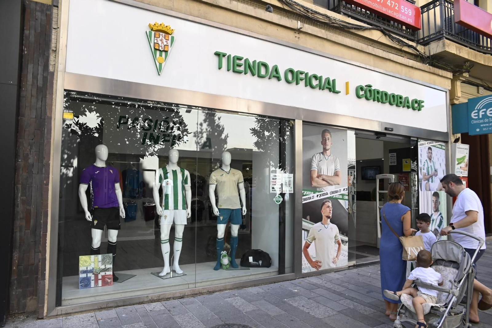 Las mejores imágenes de la venta de las nuevas camisetas del Córdoba CF