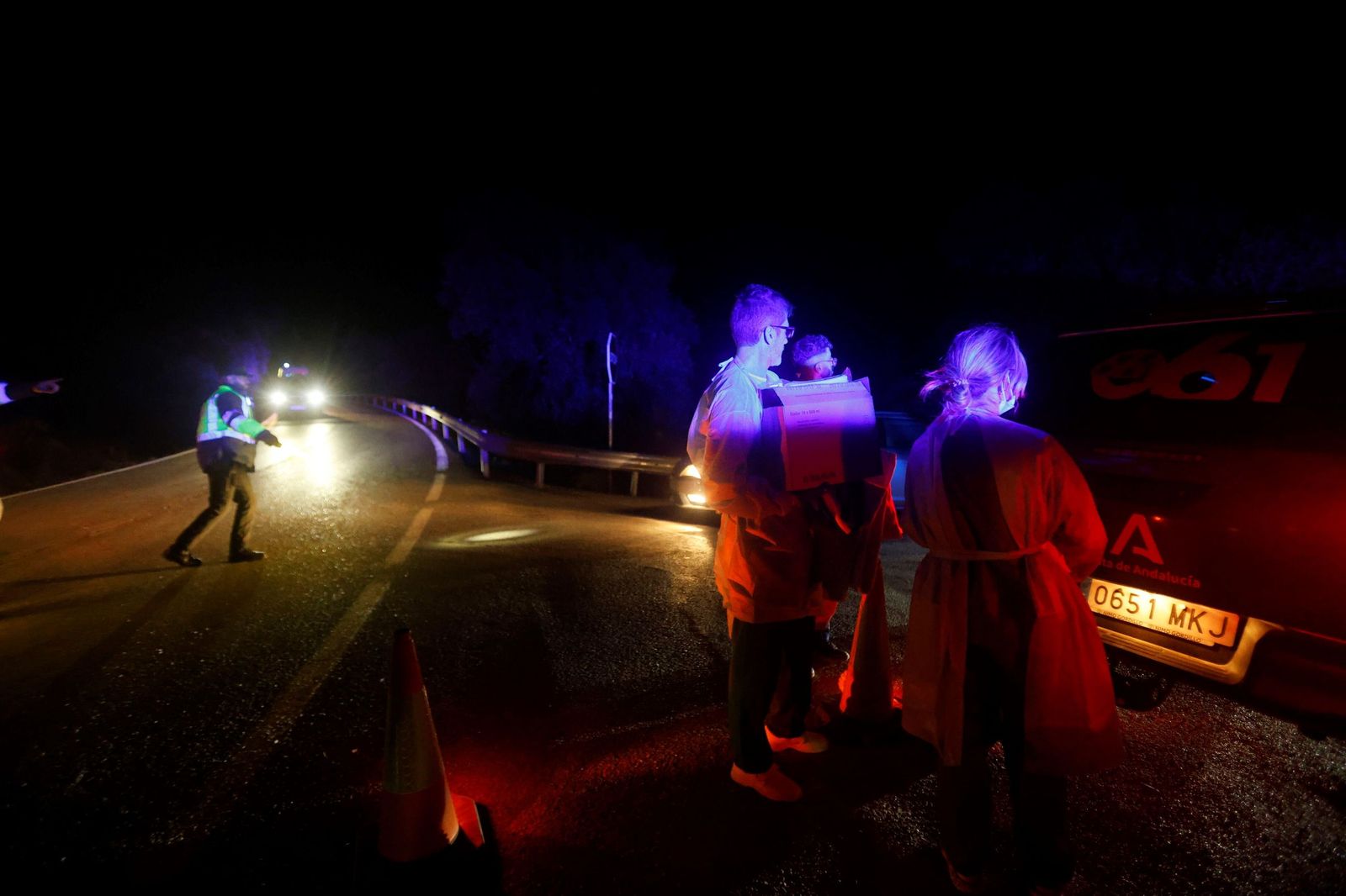 Las imágenes de los vehículos de emergencias evacuando a los pasajeros del descarrilamiento en Adamuz