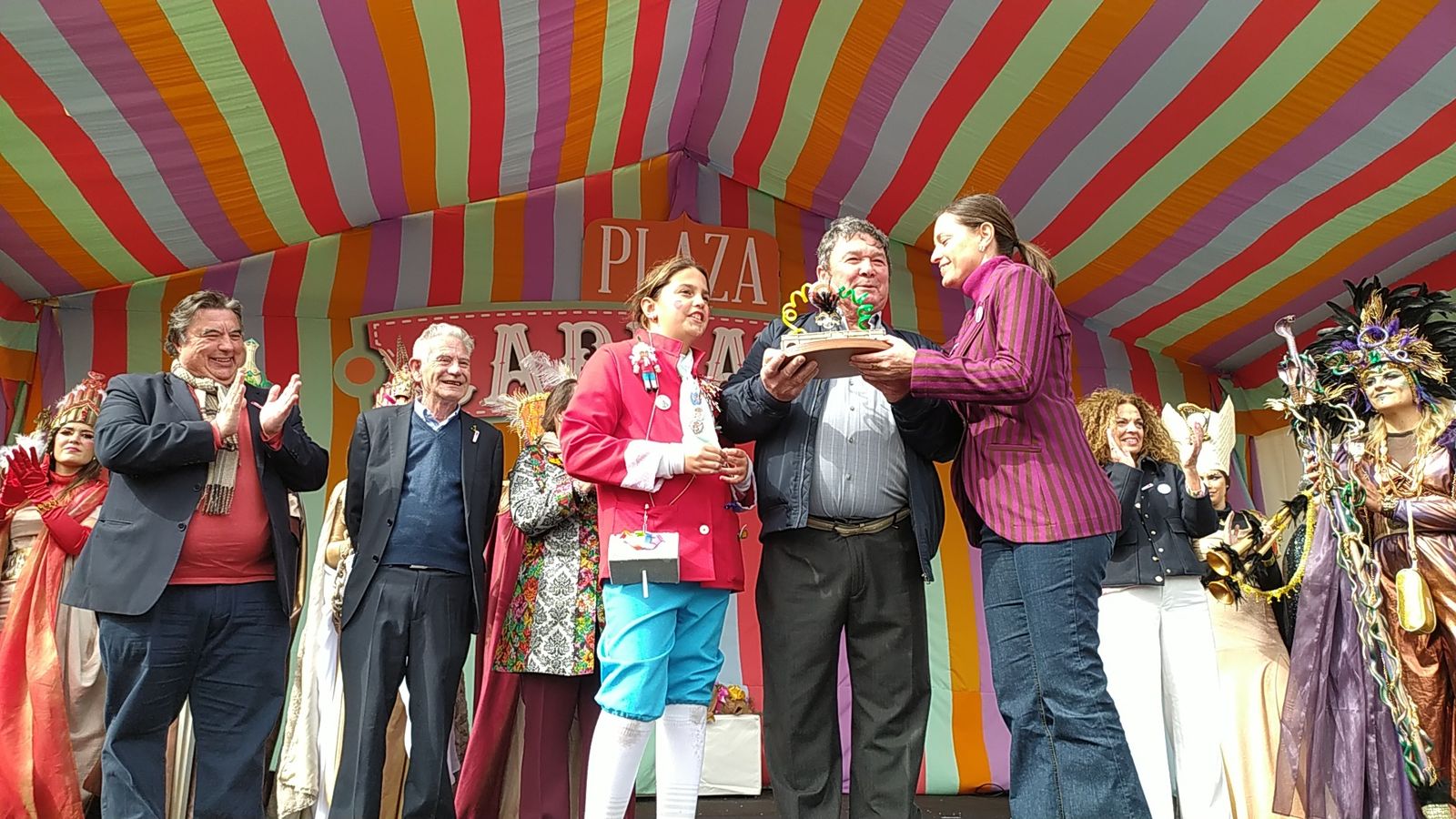 Las imágenes de la entrega del premio Pepe Requeté del Carnaval de San Fernando a Paco Lara