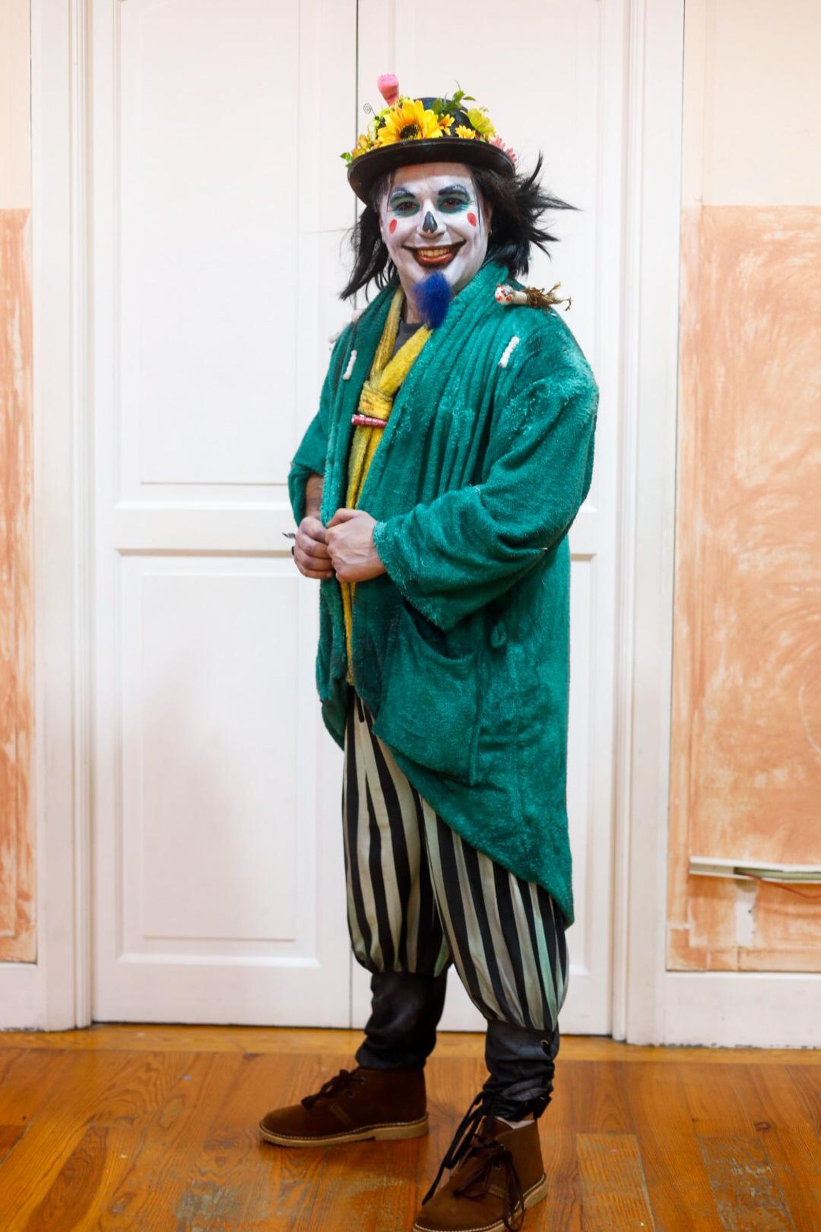 Tipo entero de 'Los que la tienen de mármol' con el abornoz reconstruido en chaqué y los pantalones bombachos