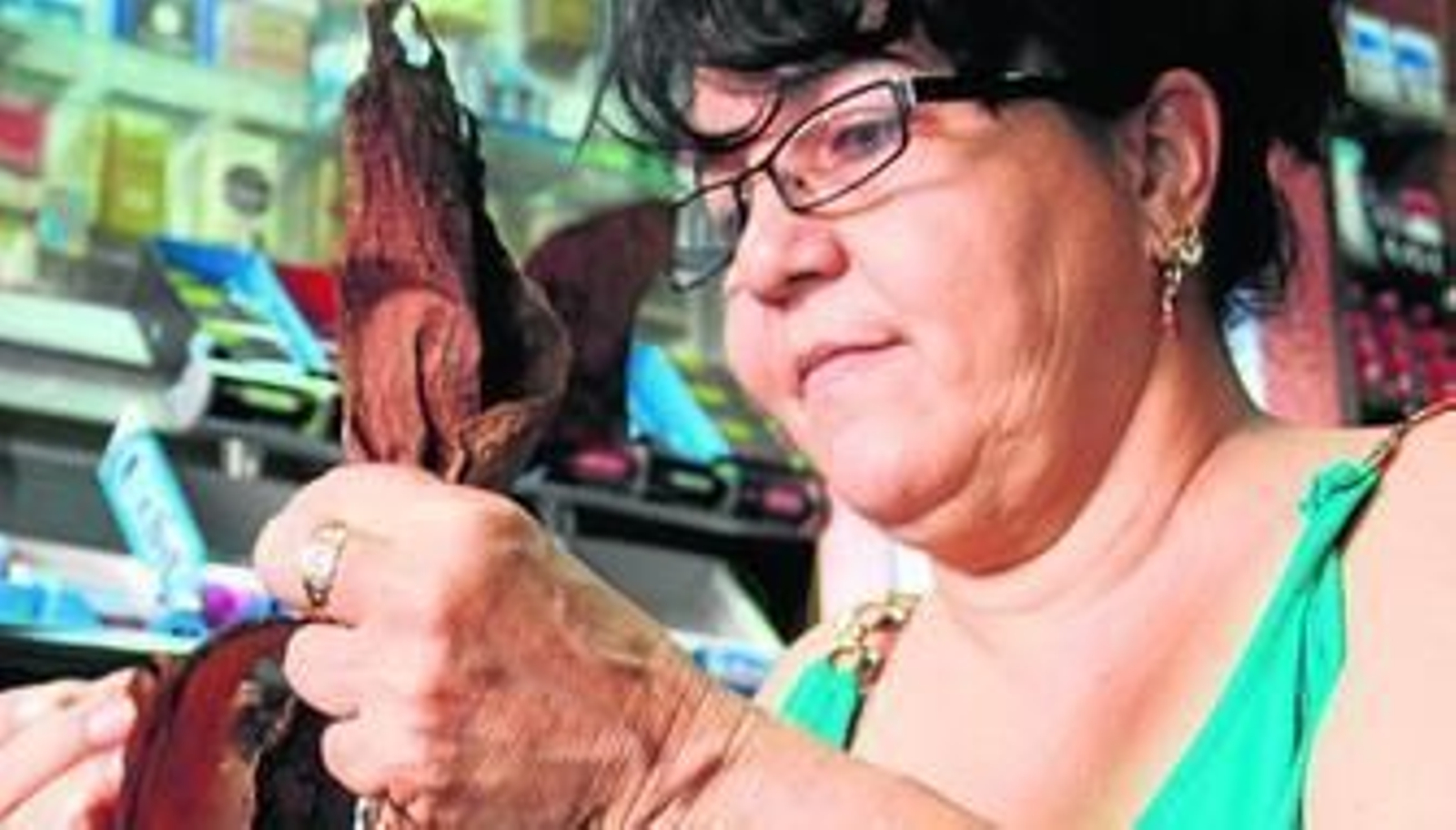 Lidia Álvarez muestra el proceso de elaboración de un puro.