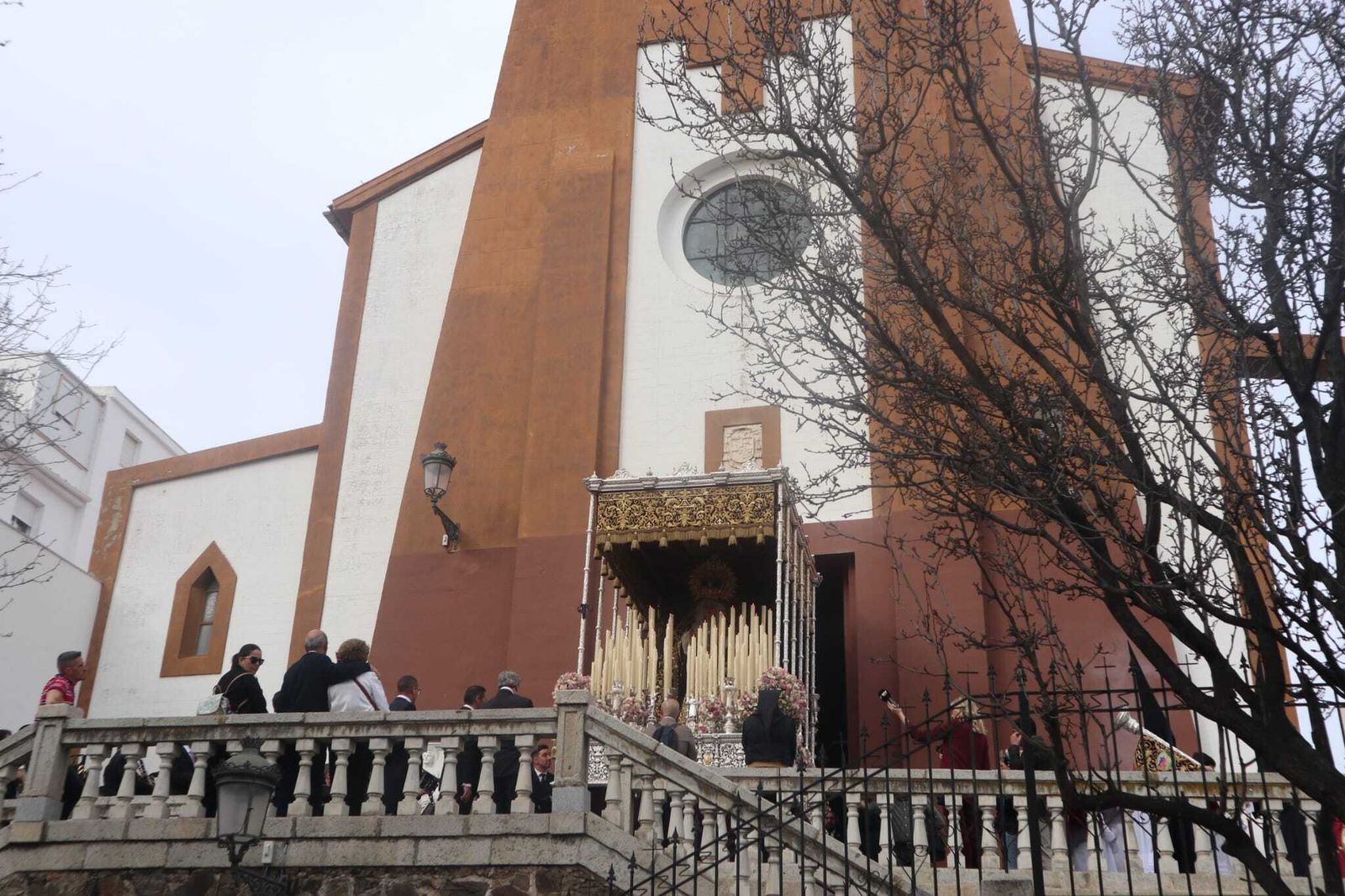 Estudiantes ya camina hacia la plaza Niña este Martes Santo en Huelva