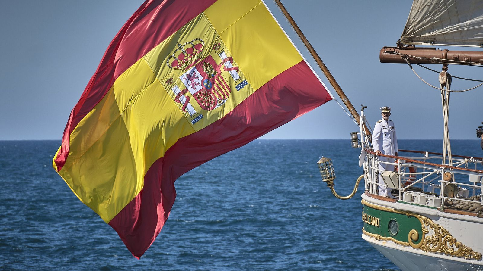 El Rey embarcó en el Elcano para presidir una gran revista naval en Sanlúcar por el V Centenario de la Primera Vuelta al Mundo