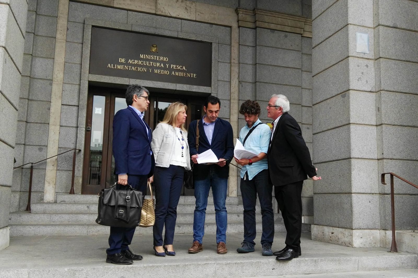 Representantes del equipo de gobierno y de la oposición, tras la reunión en Madrid.