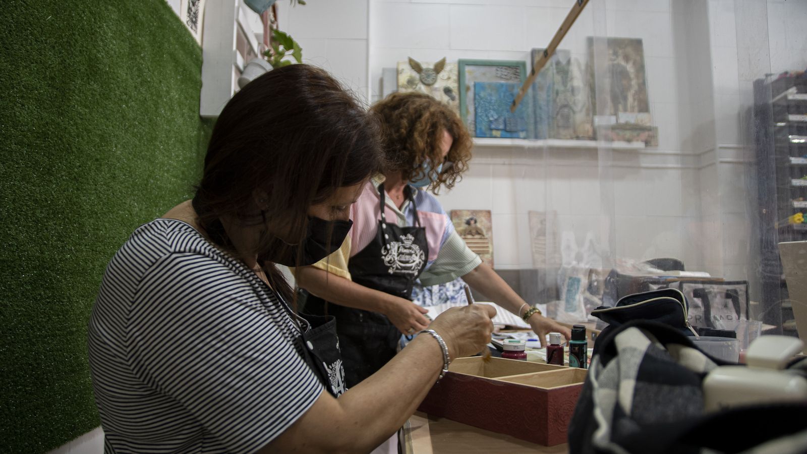 Dos mujeres en uno de los talleres semanales que se desarrollan en Standarte.