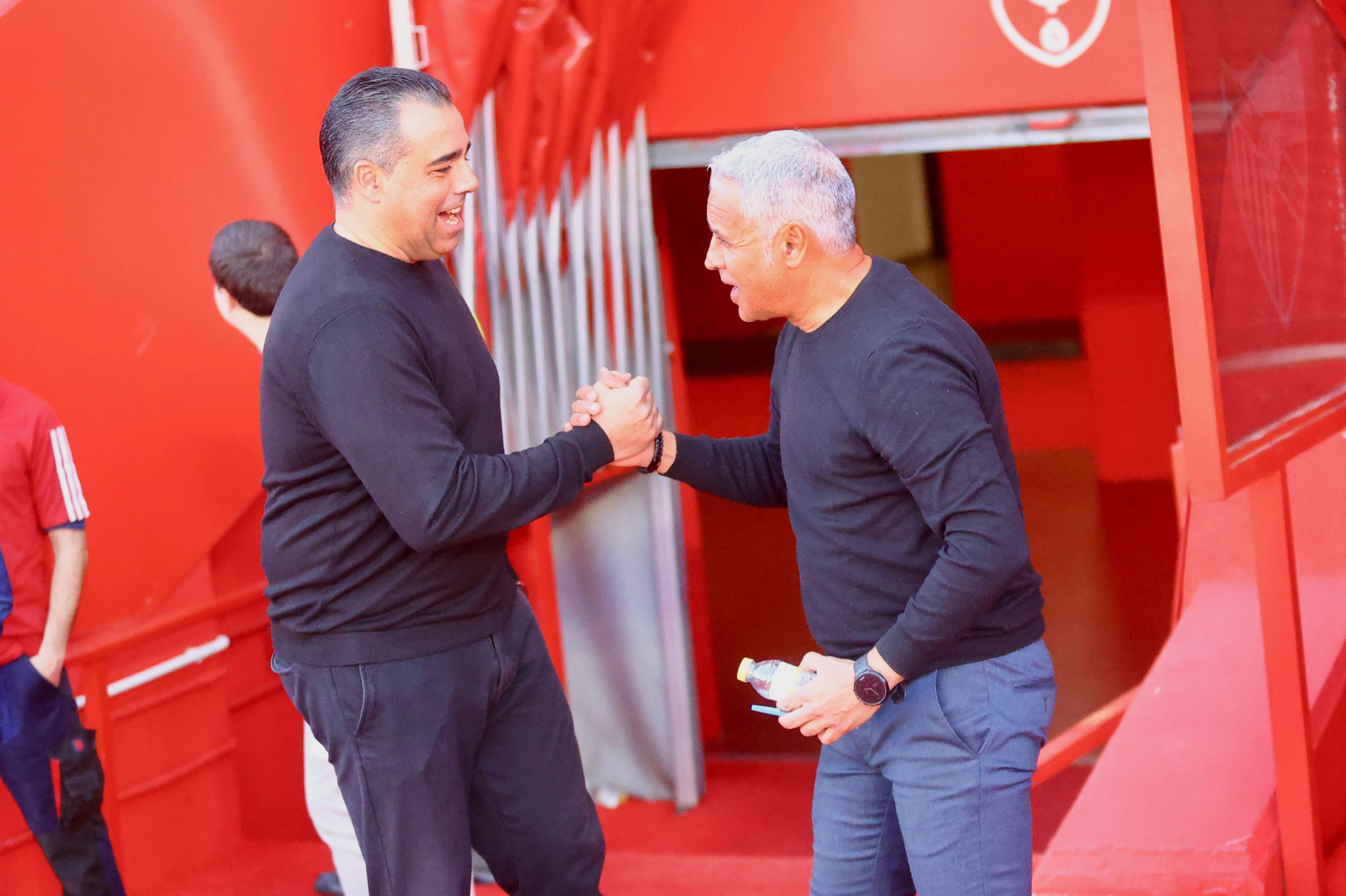 Sergio Pellicer, con el entrenador del Recreativo Granada.