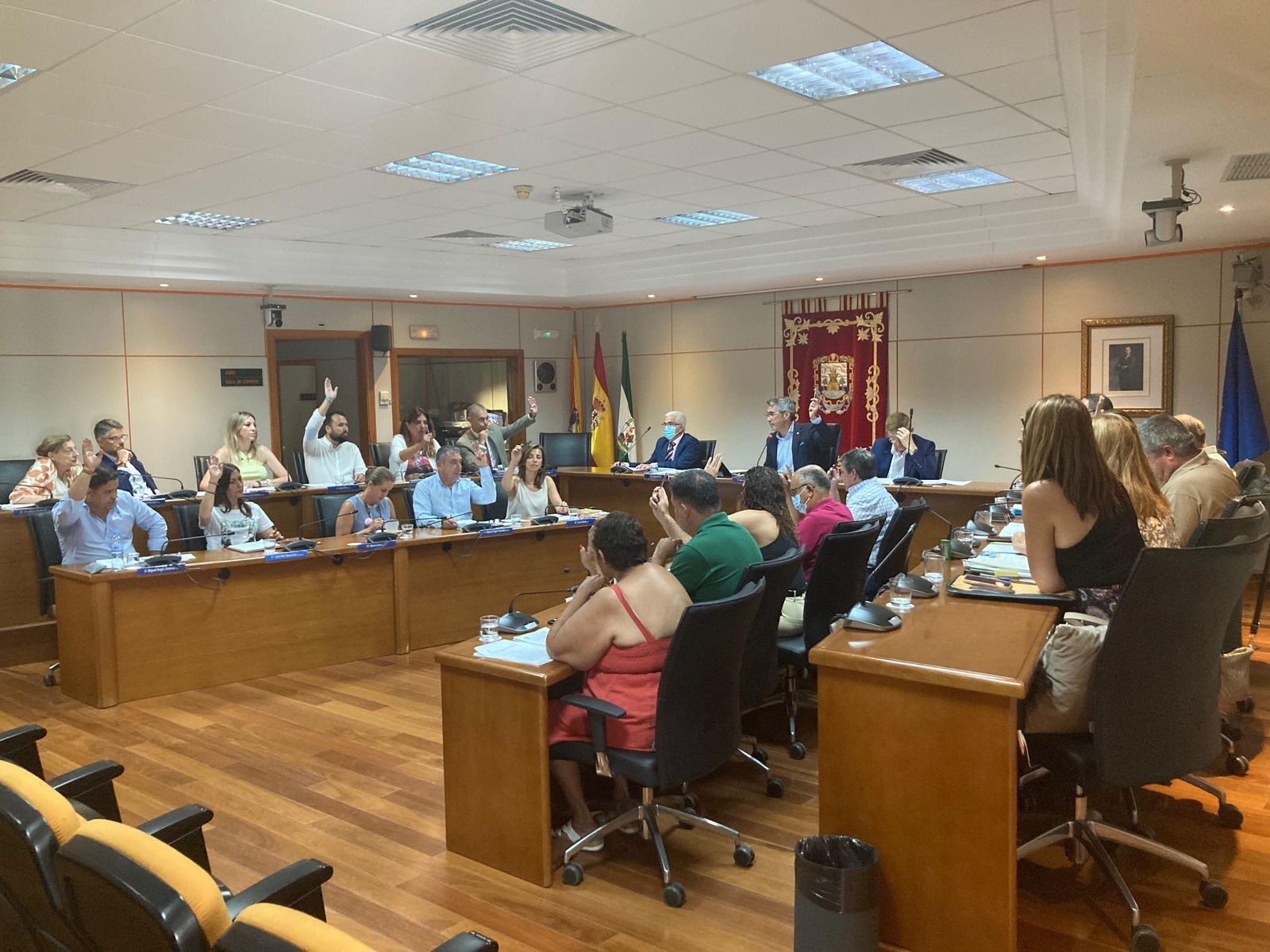 La votación de una moción durante la sesión plenaria.