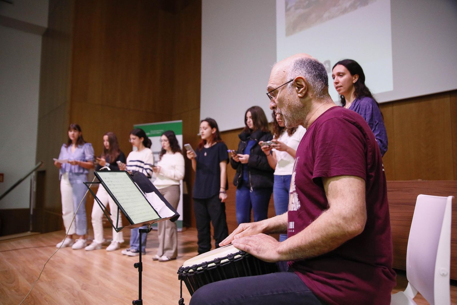 Las imágenes de la presentación del libro "Almería es poesía" en la biblioteca Villaespesa de la ciudad de Almería