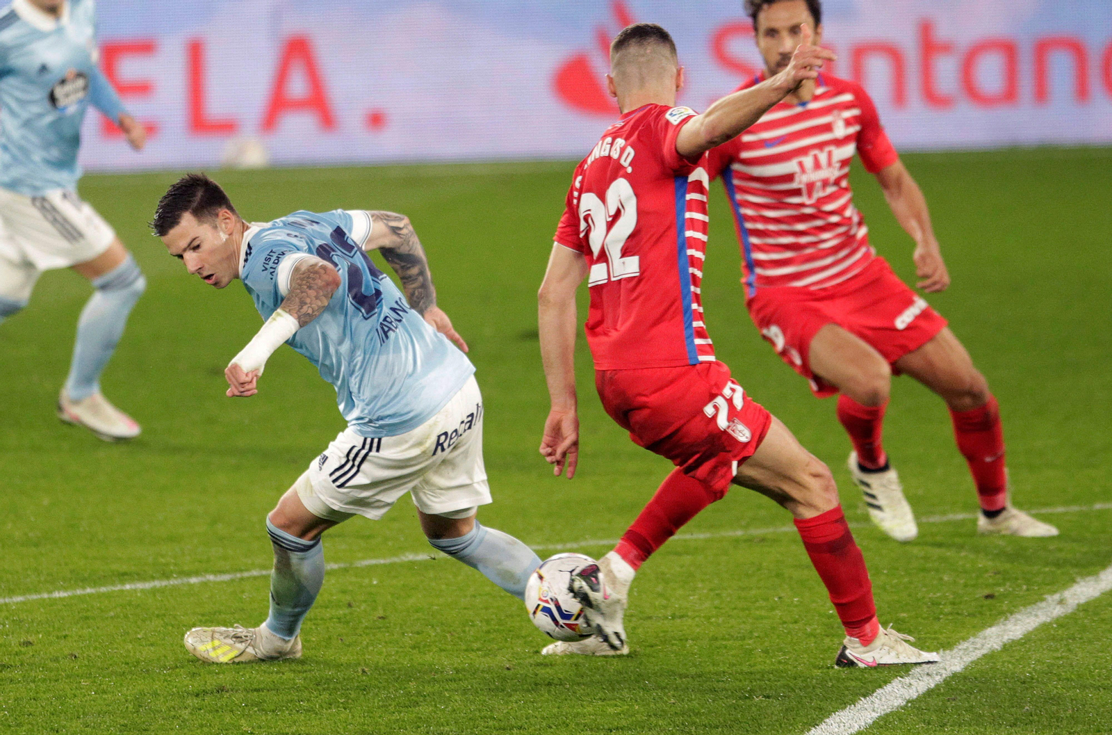 Domingos Duarte y Santi Mina pugnan por un balón