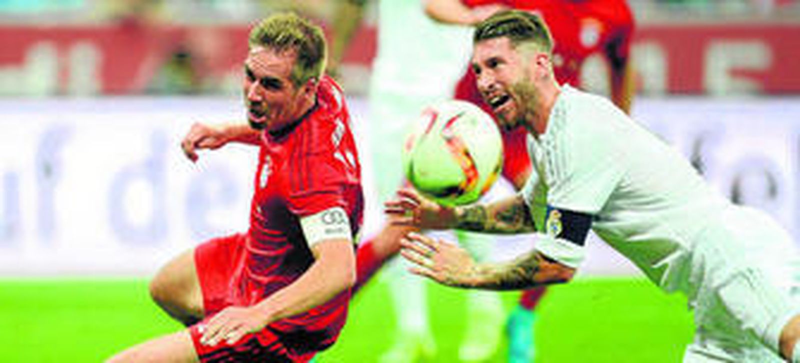Los defensas Lahm y Sergio Ramos se emplean con fuerza en el partido de ayer en la final de la Copa Audi, en Múnich.