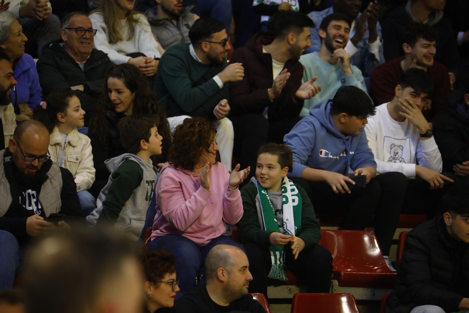 Las mejores fotos del ambiente en Vista Alegre para el Coto Córdoba - UDEA Algeciras