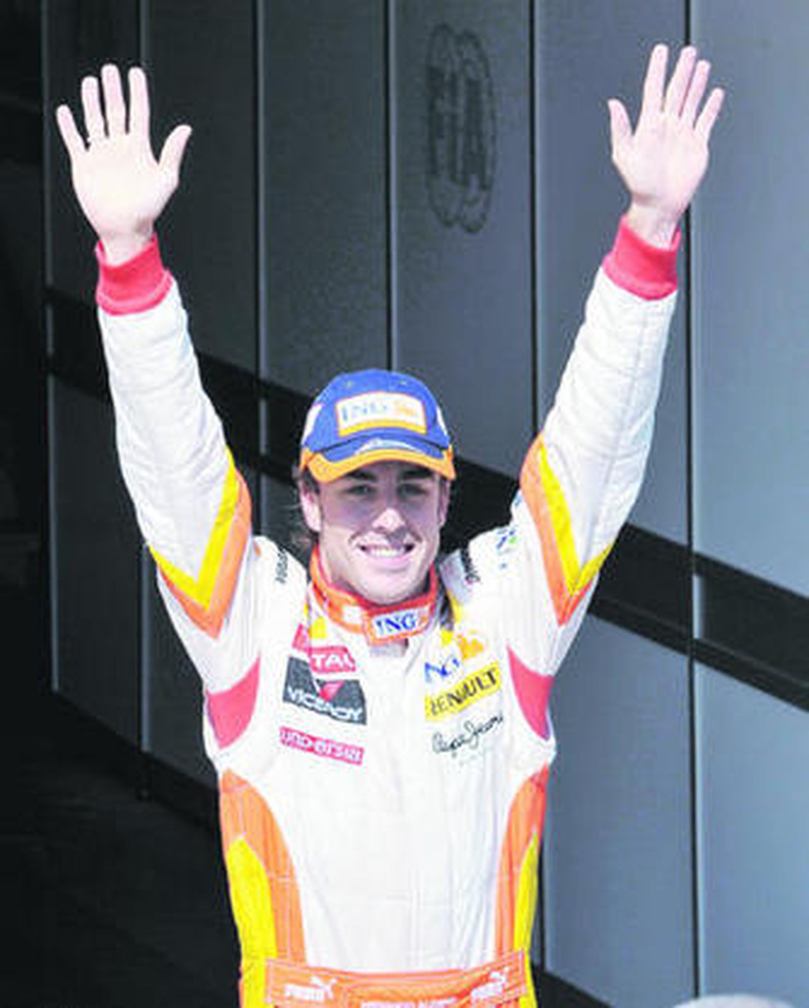 Alonso, celebrando la 'pole' lograda en Hungría.