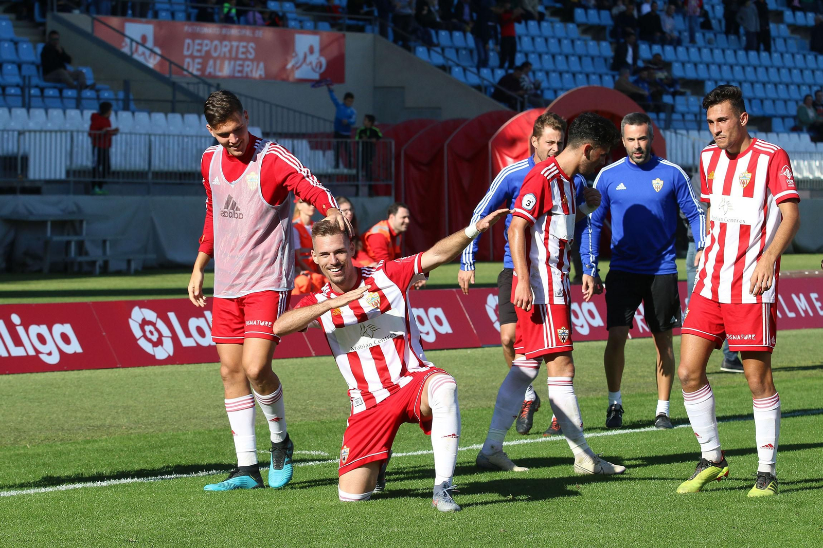 Rubén Enri celebra un tanto en el derbi almeriense frente al entonces denominado CD El Ejido 2012 en su etapa en el Almería B.