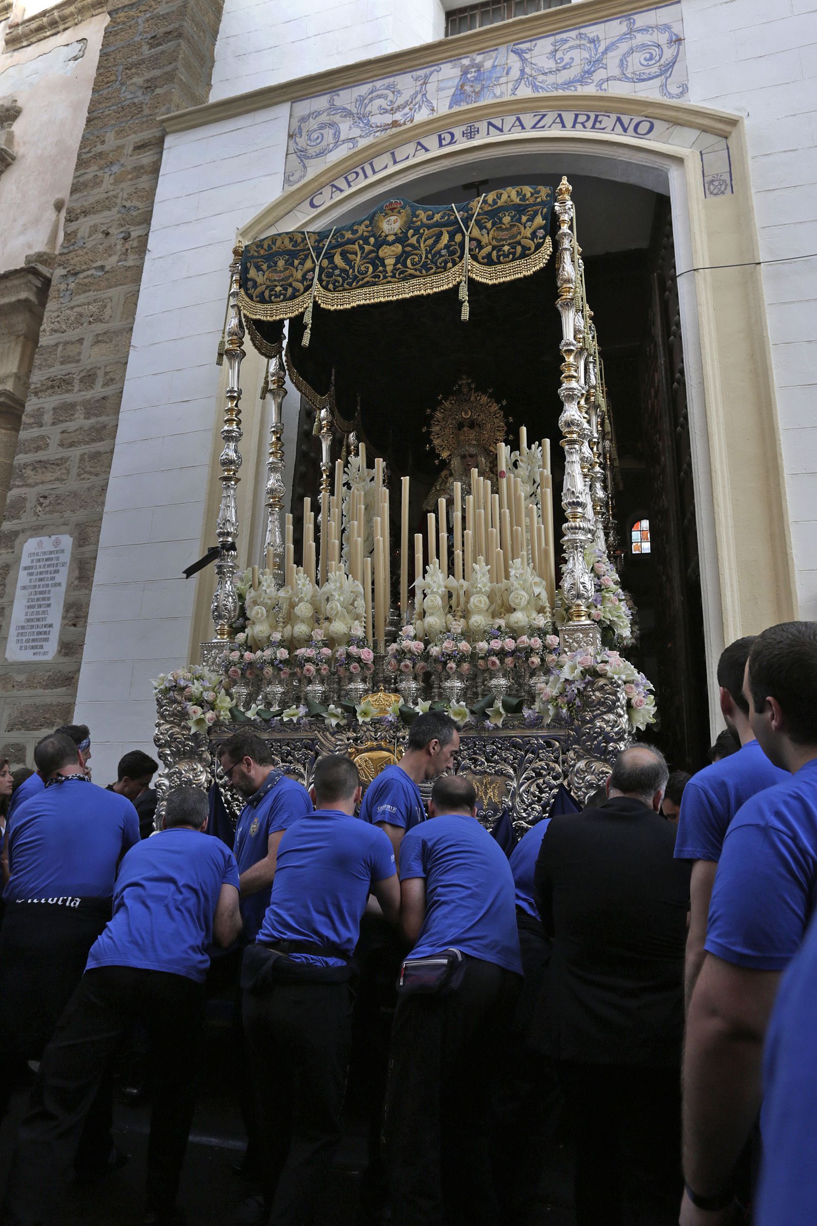 La Virgen de la Victoria sale de la iglesia de Santa María