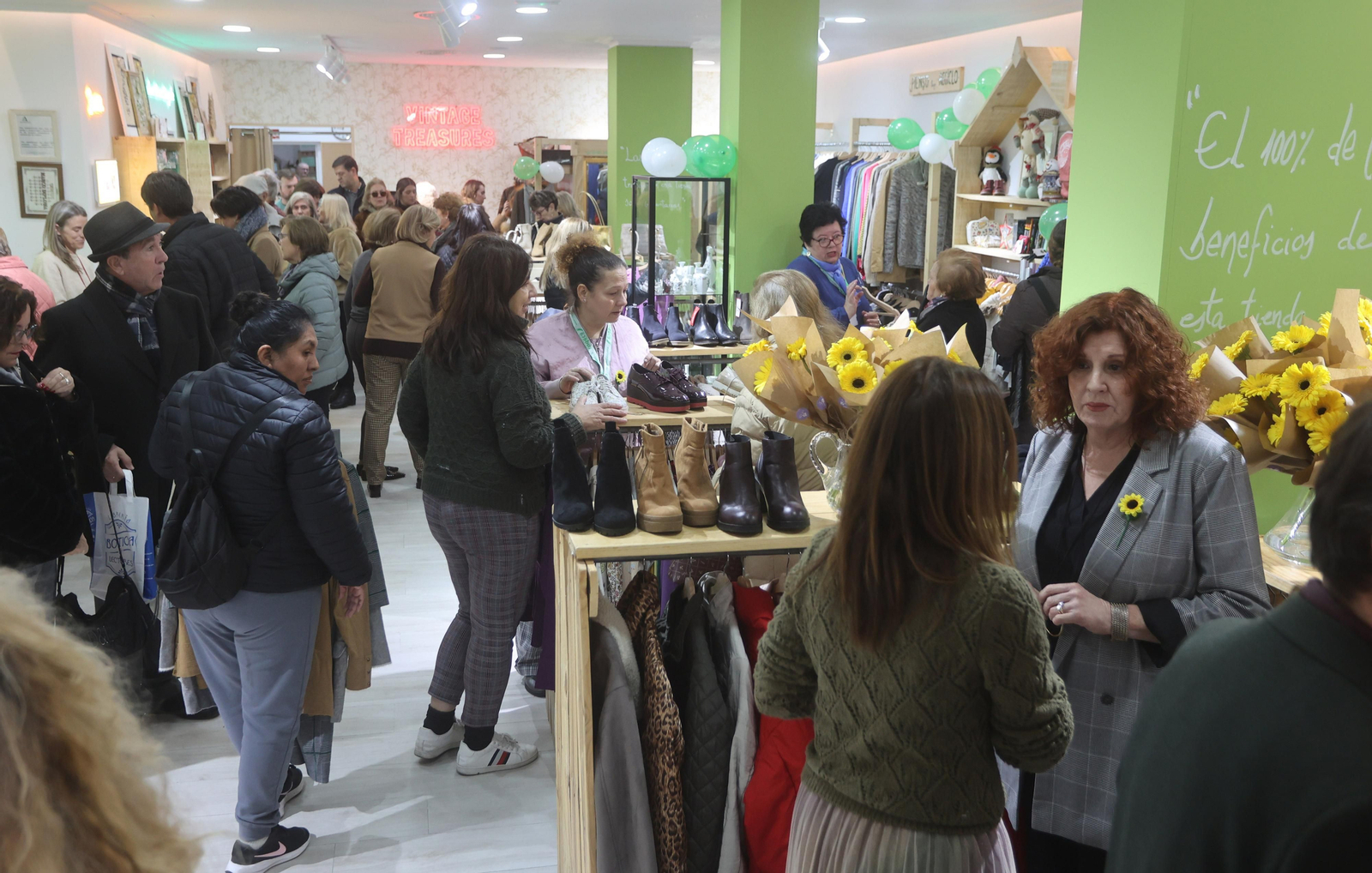 Interior de la tienda que acaba de abrir en Sevilla llena de público. Interior de la tienda que acaba de abrir en Sevilla llena de público.