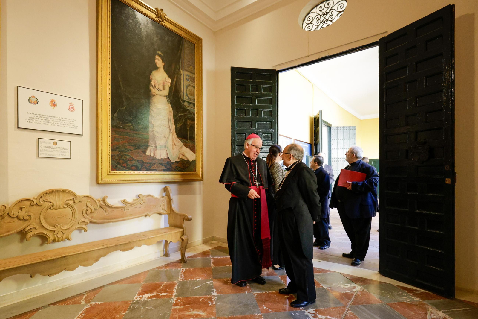 Las imágenes del ingreso como académico de Erudición en la academia de Medicina del arzobispo José Ángel Saiz Meneses