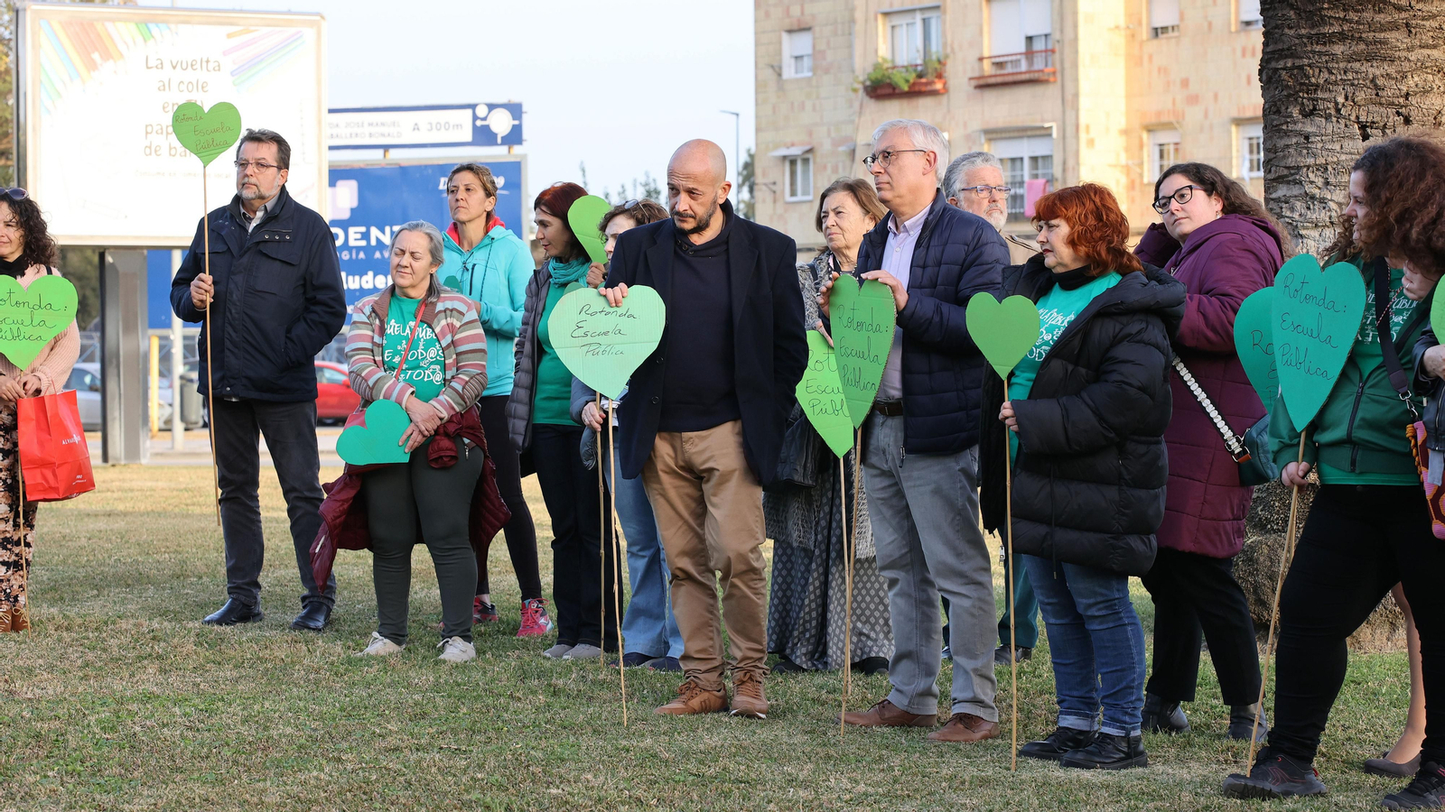 Concentración de Marea Verde Jerez para nombrar a la rotonda de la Escuela Pública en La Granja Concentración de Marea Verde Jerez para nombrar a la rotonda de la Escuela Pública en La Granja
