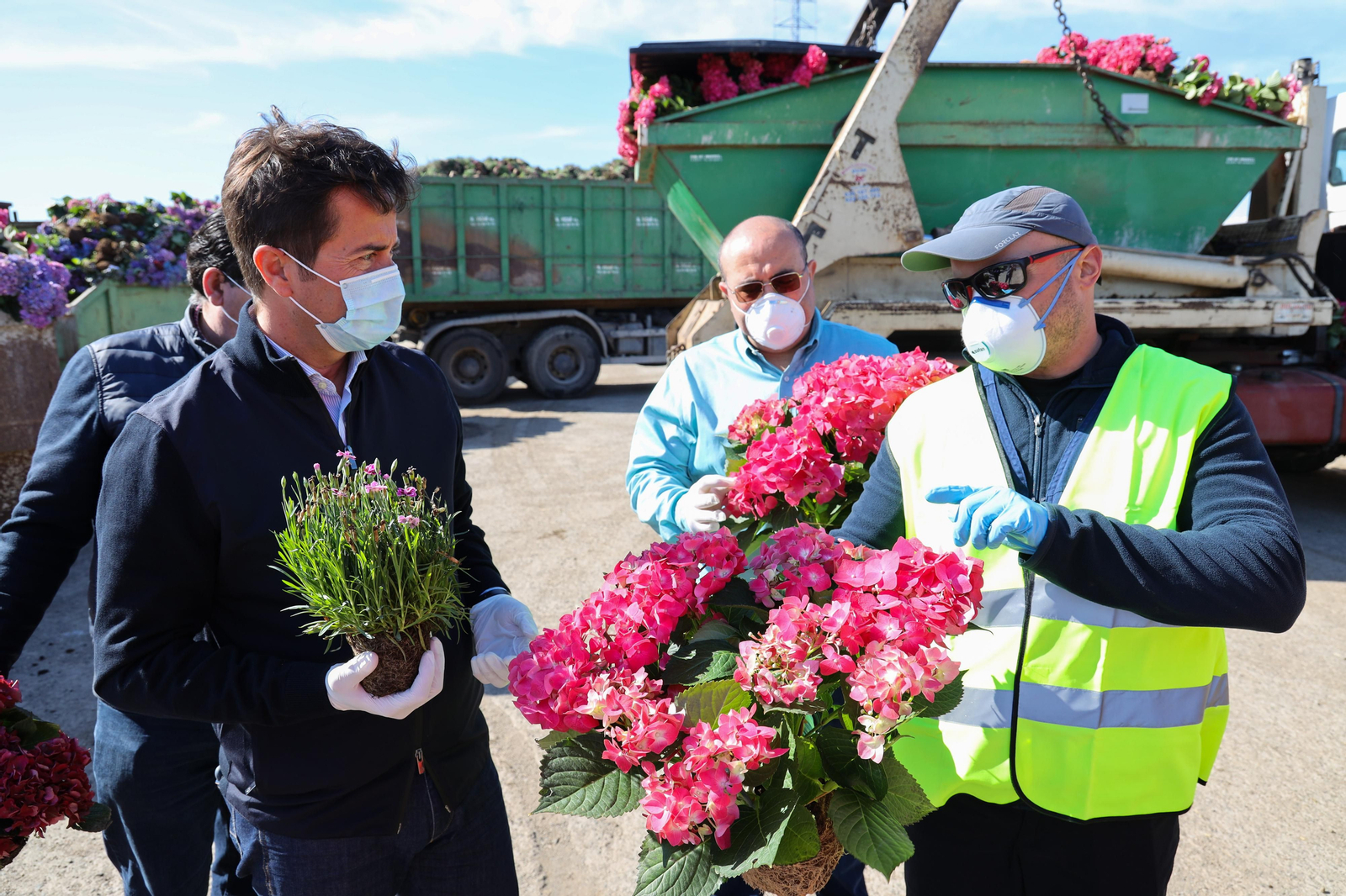 Destrucción de flores en la planta de Ejido Medio Ambiente.