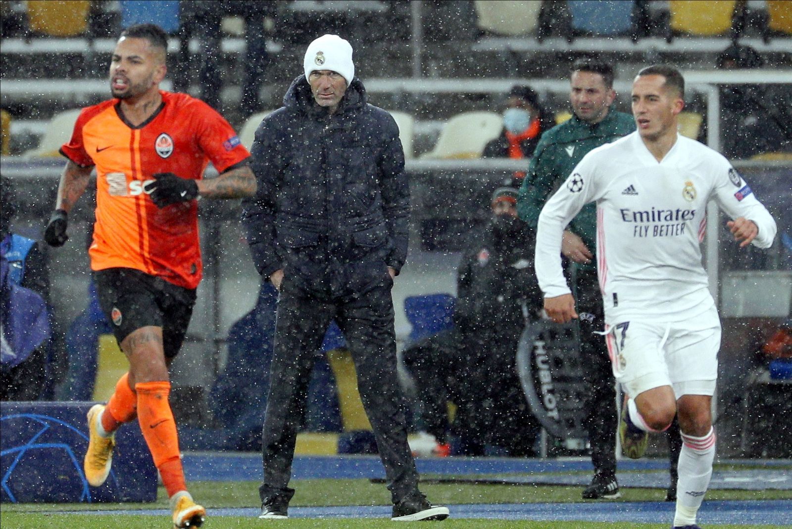 Zinedine Zidane, bajo la nieve de Kiev en el duelo ante el Shakhtar Donetsk.