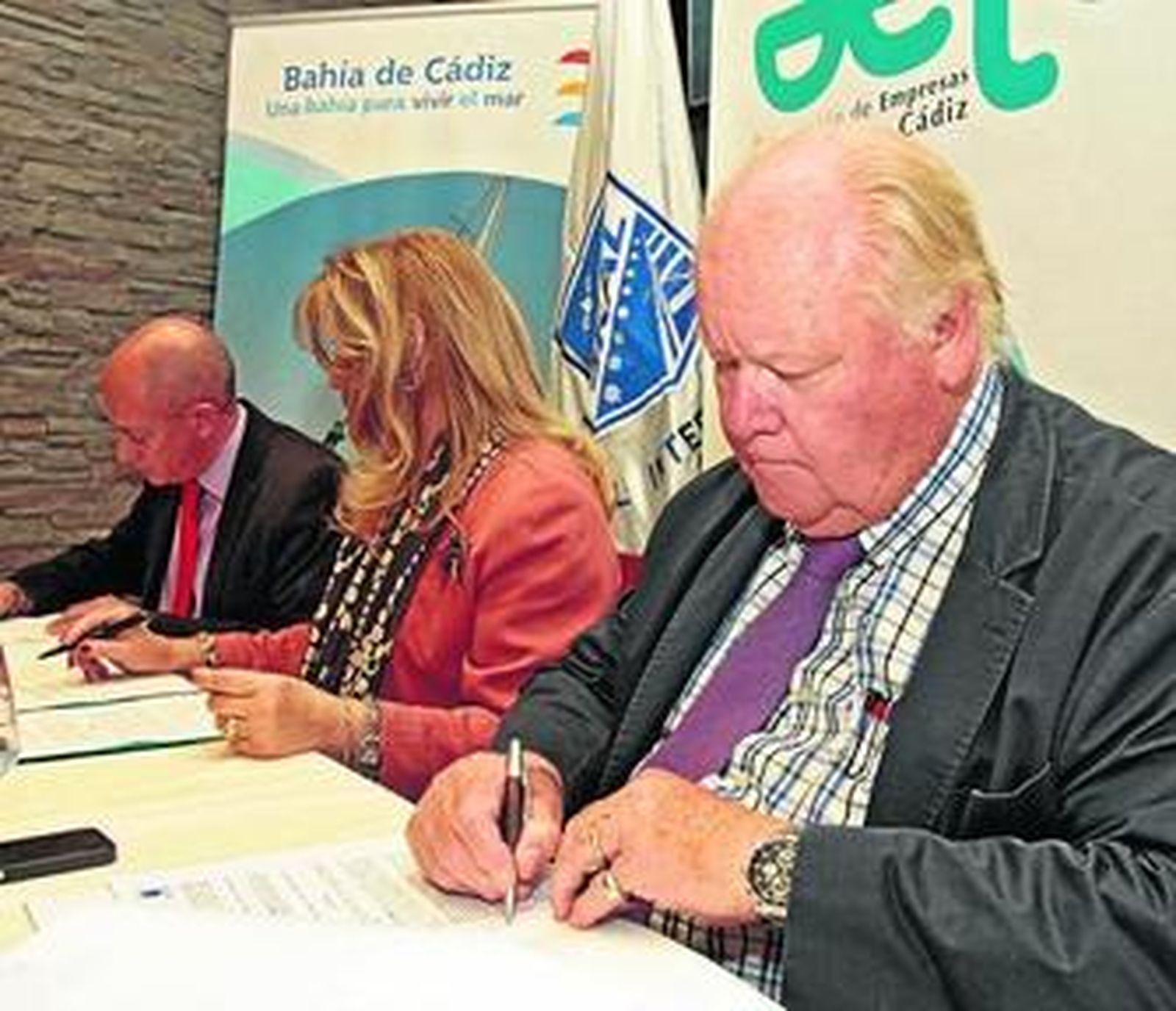 De Clerk, en primer plano, firma junto a Josefa Díaz y José Ramón Pagés.