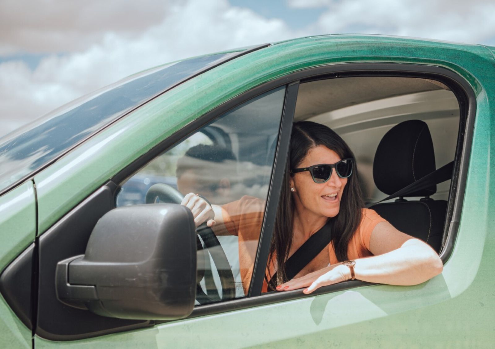Olona a bordo de su vehículo de campaña