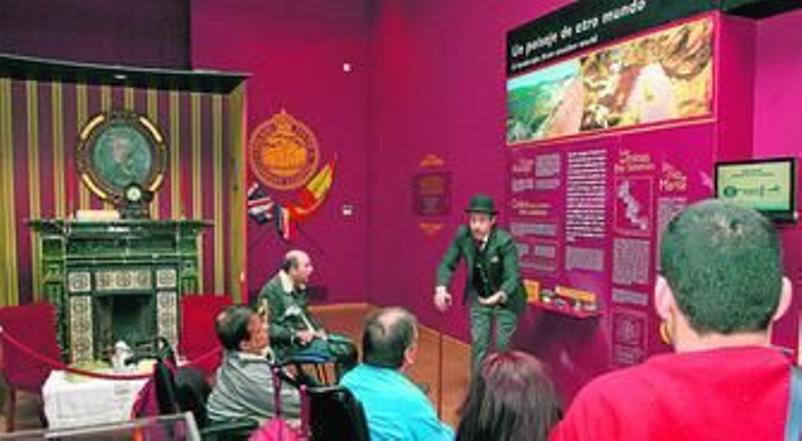 El guía turístico caracterizado de Hugh Matheson y algunos objetos de la Sala del Legado Inglés.