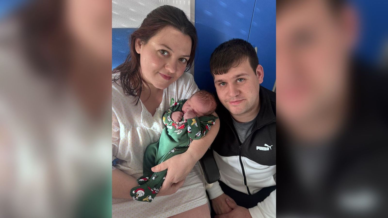 Mateo, el primer bebé del 2026 nacido en la provincia de Jaén, junto a sus padres, Inmaculada y Antonio.