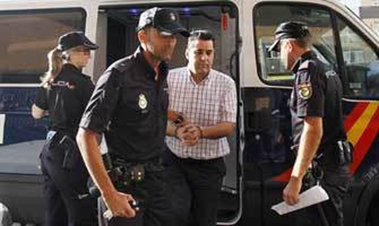 La Policía conduce esposado al ex director de Salesianos a los juzgados de San José en una de sus declaraciones ante el juez. /Lourdes de Vicente