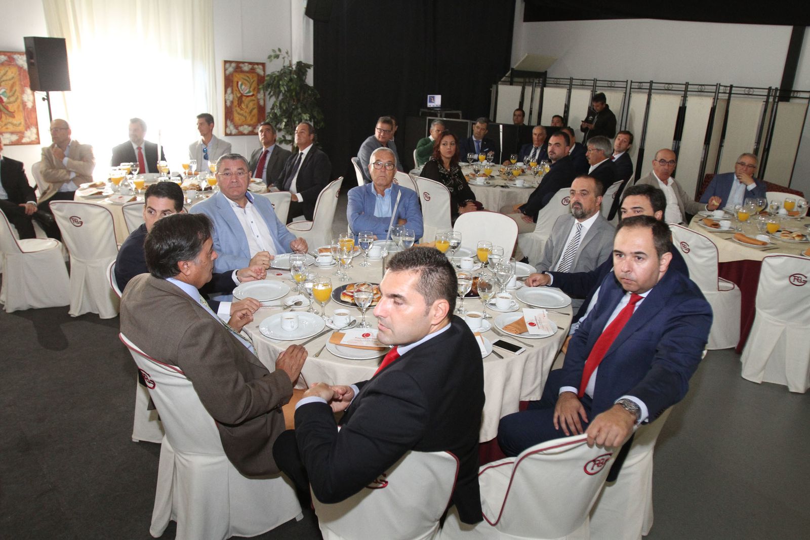 Imágenes del Desayuno Informativo del Grupo Joly con Javier Targhetta