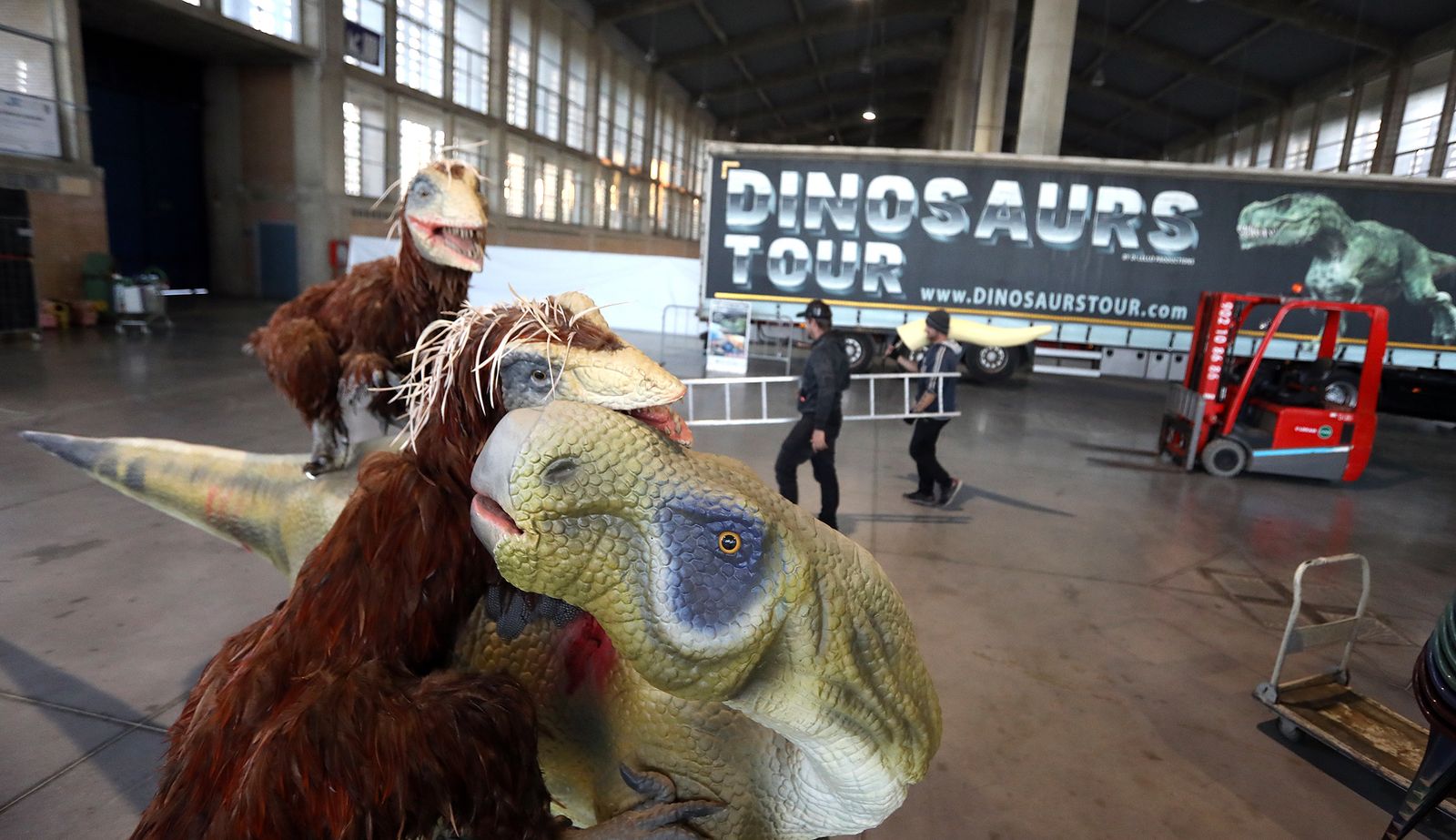 Imágenes del montaje de la mayor exposición de dinosaurios animatrónicos