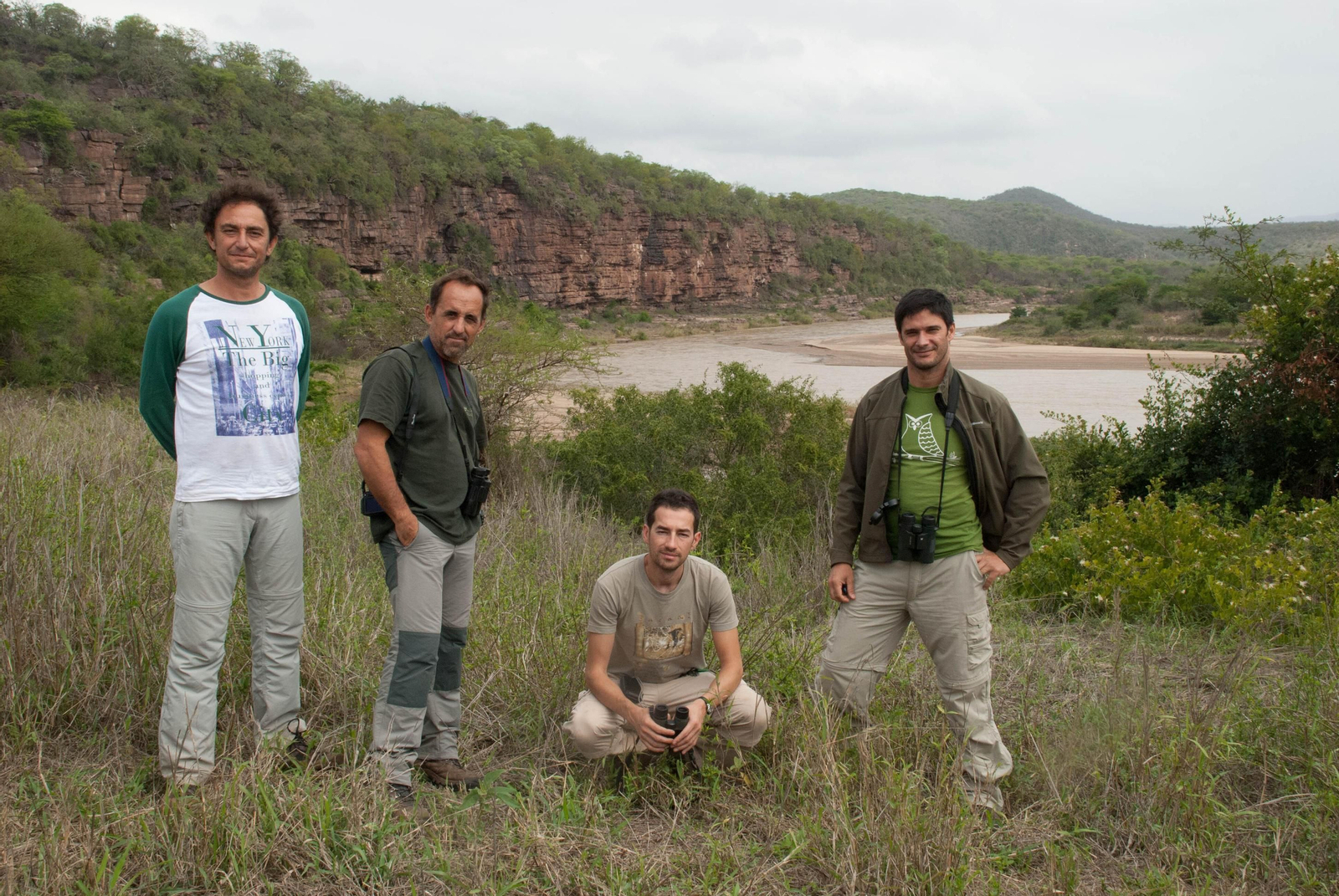 Marcos Moleón Paiz, en cuclillas, y José A. Sánchez Zapata, a la izquierda, en una reserva sudafricana.