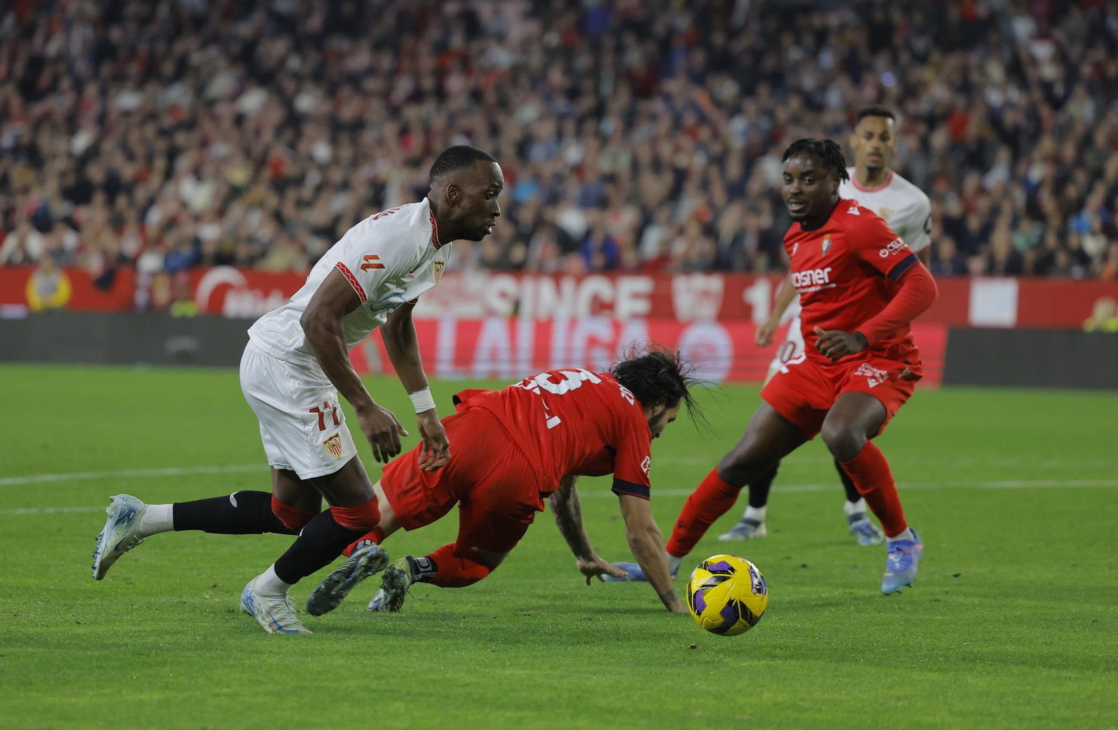 Lukébakio deja tirado a Juan Cruz en la jugada que lo dejó mano a mano con Sergio Herrera en el minuto 52.
