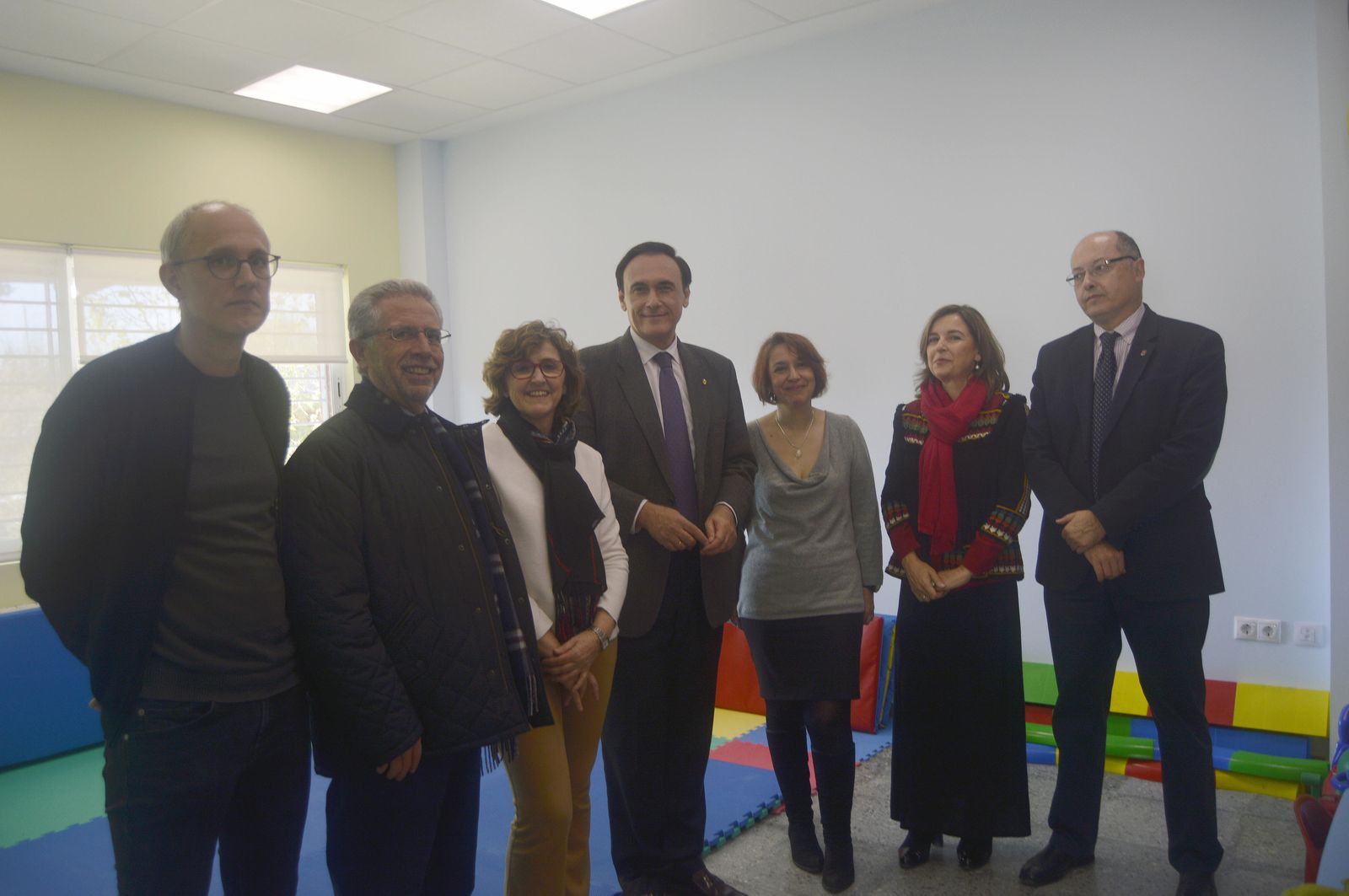 Gómez Villamandos, en el centro, junto a responsables de la UCO, ayer en las nuevas salas del centro.