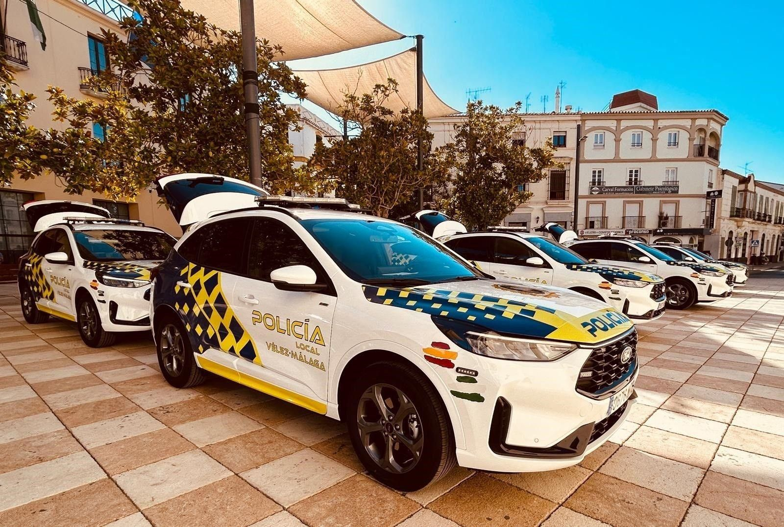 Una imagen de la flota de vehículos de la Policía Local de Vélez-Málaga.