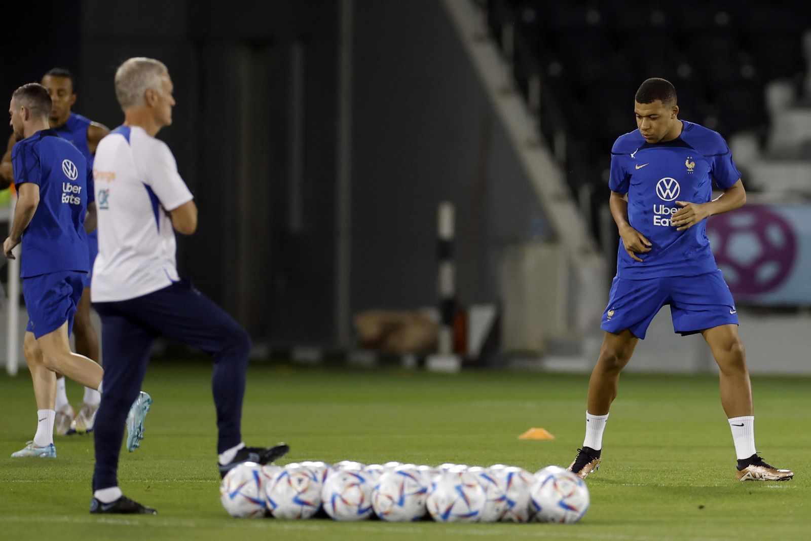 Deschamps observa a Mbappé en el entrenamiento de Francia.