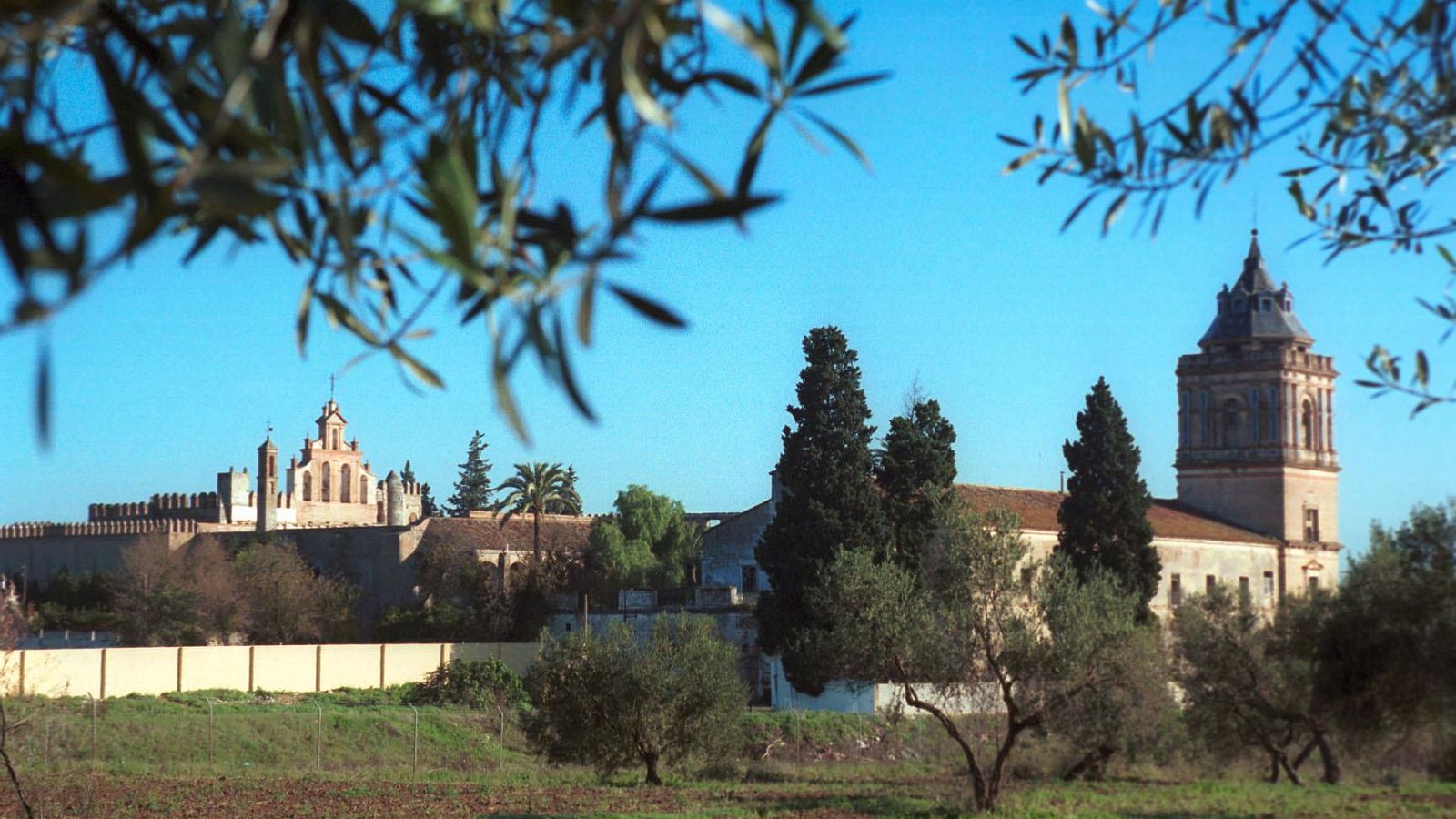 Exterior del Monasterio de San Isidoro del Campo, una joya declarada Bien de Interés Cultural.