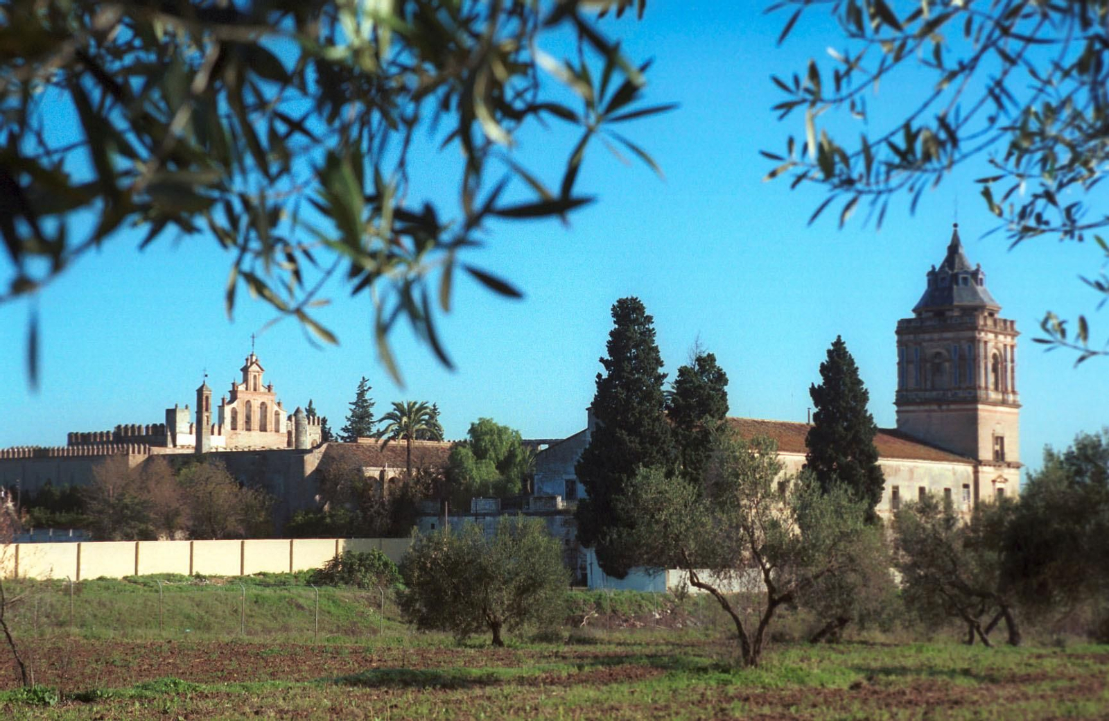 Exterior del Monasterio de San Isidoro del Campo, una joya declarada Bien de Interés Cultural.