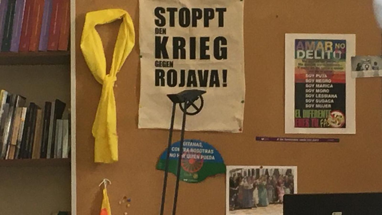 El lazo amarillo en los despachos del grupo Adelante Sevilla