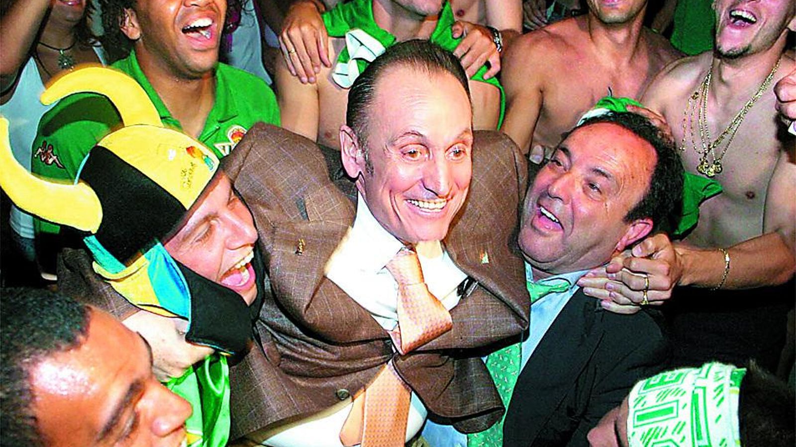 Lopera, cogido por Joaquín y Gregorio Conejo, en la celebración de la clasificación para la Champions.