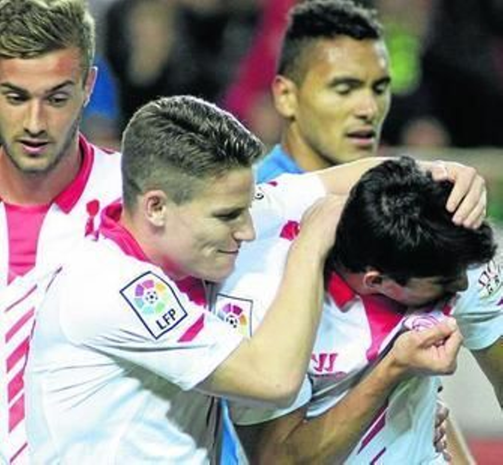 Perotti besa el escudo en el Trofeo Antonio Puerta ante Gameiro y Álex Rubio.