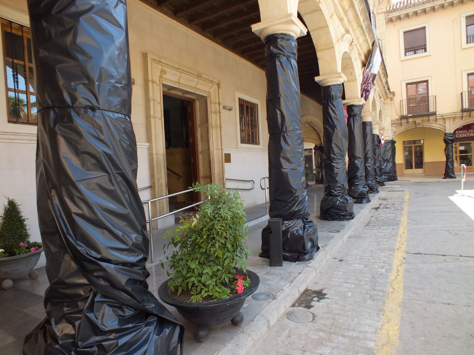 Columnas protegidas con plástico.