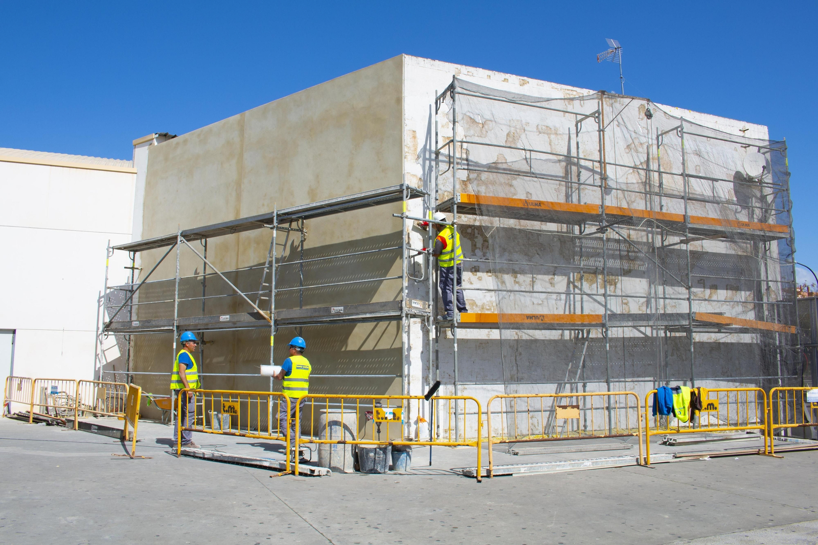 Trabajos en marcha en la fachada del complejo deportivo Gómez Castro.