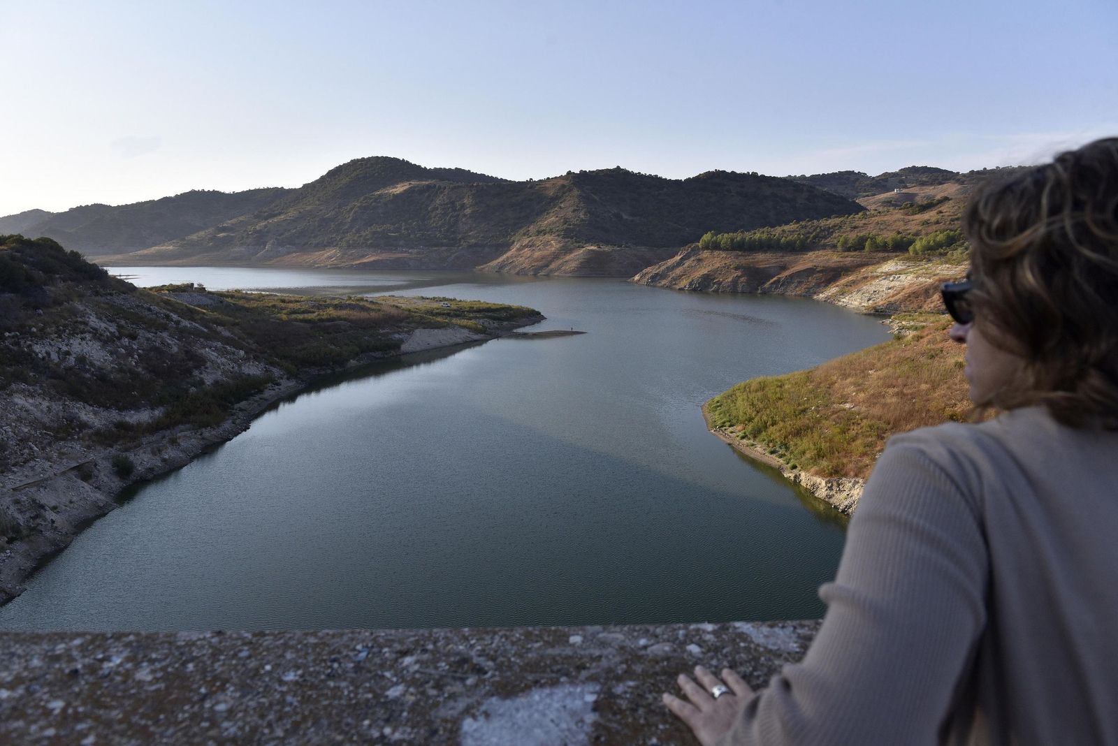 El agua embalsada y regulada por la presa de La Puebla de Cazalla, señalada por la Asociación Caminos por la existencia de problemas estructurales.