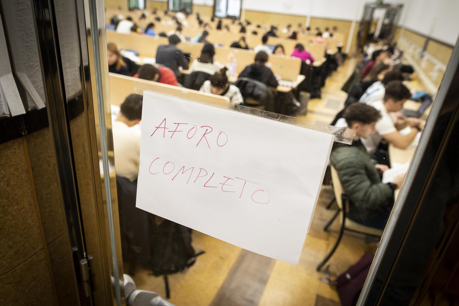 Estudiantes en la sala de estudio del V Centenario.