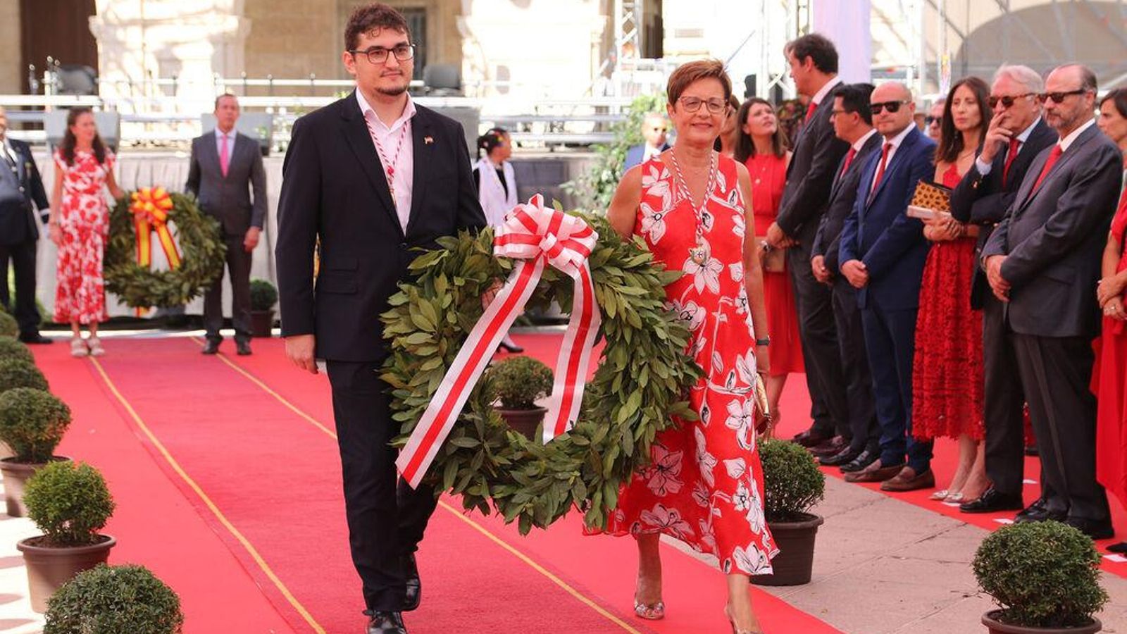 Participación de los líderes de la oposición en la ofrenda.