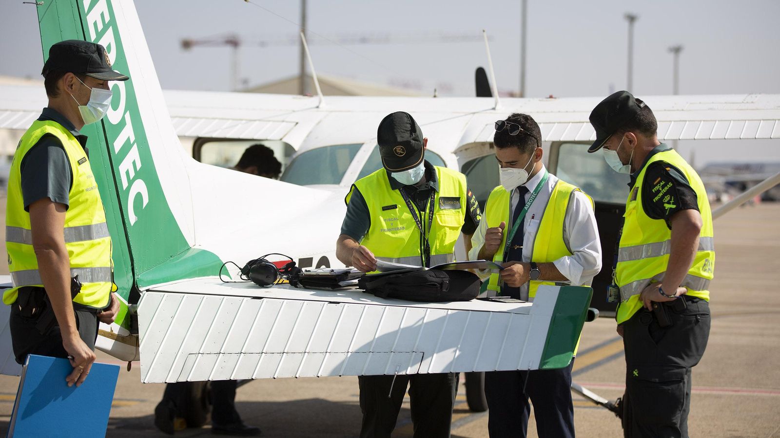 Inspección de una aeronave de una escuela de vuelo en el aeropuerto de San Pablo.
