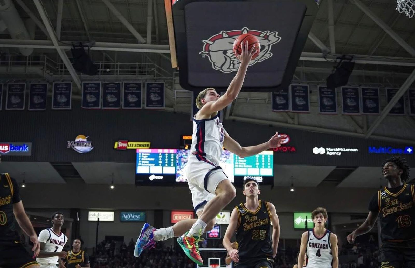 NCAA: Mario Saint-Supéry suma desde el banquillo en el 14º triunfo seguido de Gonzaga