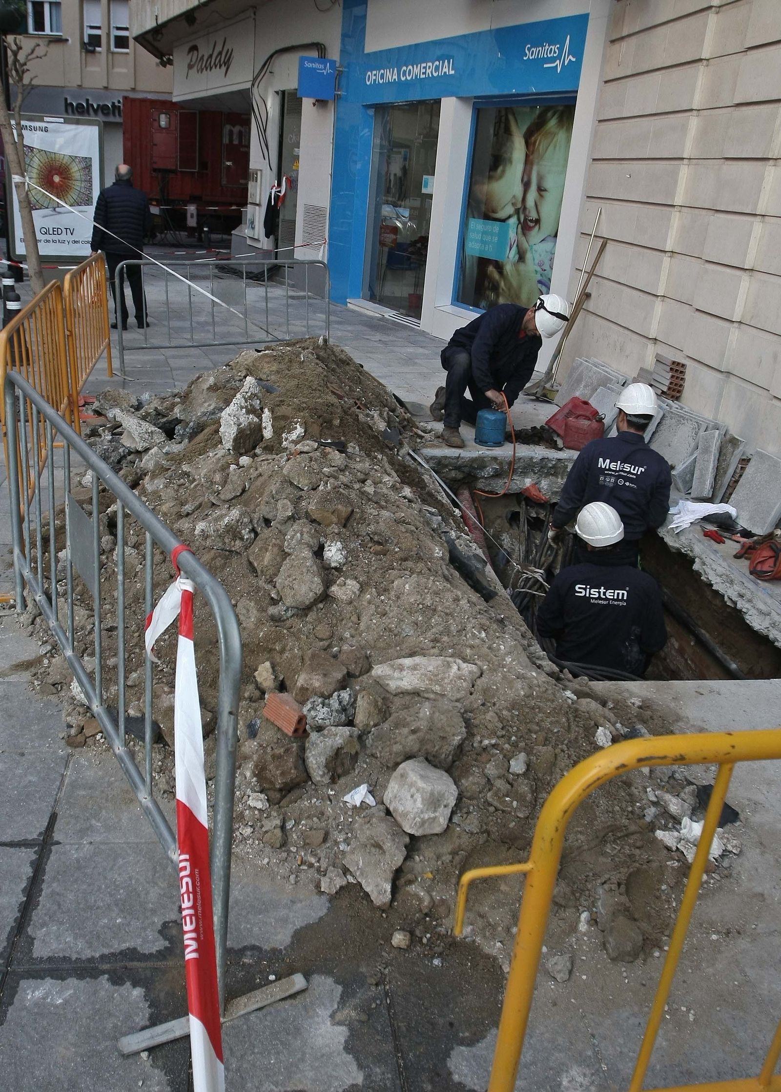 Los operarios trabajan ayer en sustituir el cable en mal estado en el centro de Algeciras.