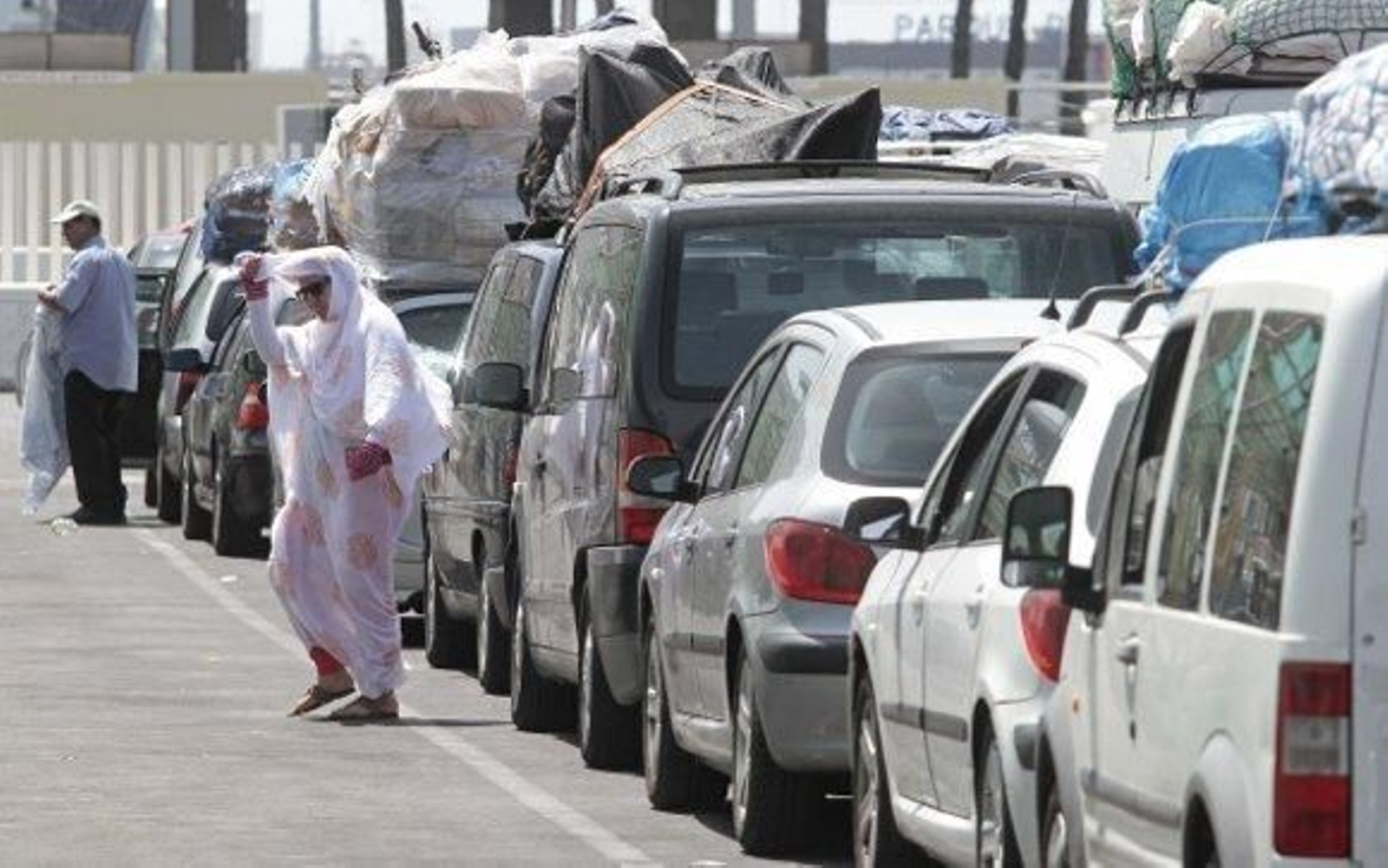 Una cola de coches de ciudadanos marroquíes, en el Puerto de Algeciras.